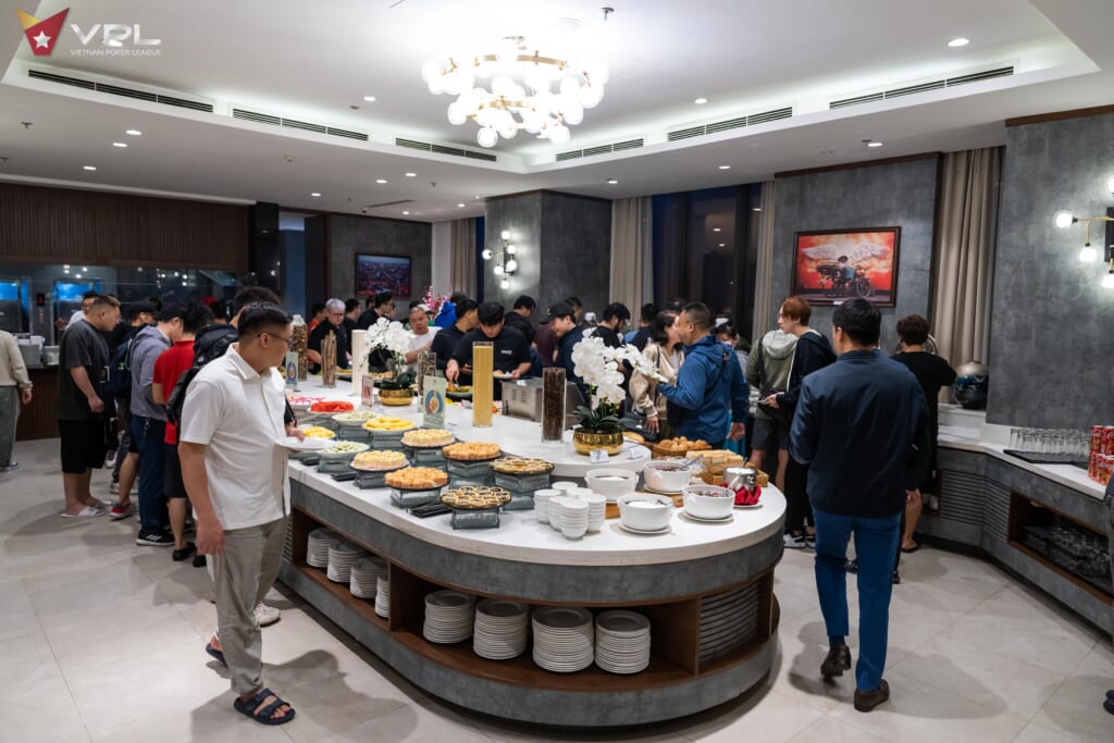 CƠN BÃO 386B VÀ "MỎ VÀNG" NGÀNH DỊCH VỤ 2 RAW05565