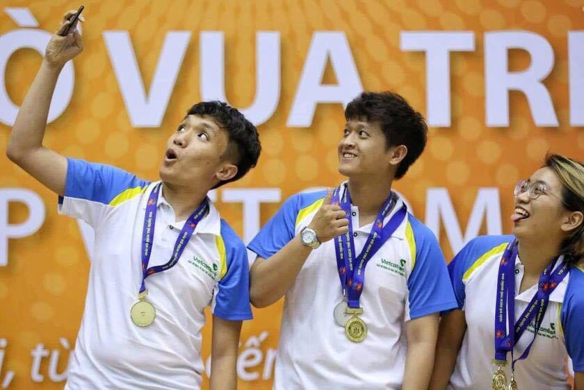 Lê Nguyễn Khôi Nguyên: Từ Thần Đồng toán học đến top 1 Bảng xếp hạng Poker Việt Nam 2 Khôi Nguyên cùng những người bạn đồng đội rạng rỡ ăn mừng tấm huy chương danh giá tại một giải thi đấu trí tuệ.