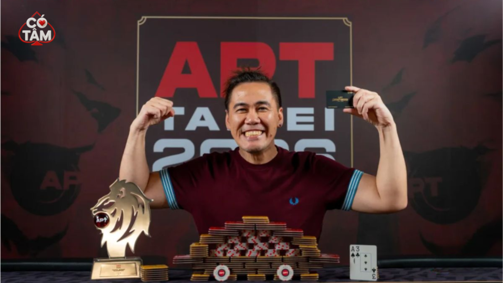 Christopher Mateo của Philippines ăn mừng danh hiệu APT thứ chín của mình sau khi chiến thắng giải Ultra Stack.