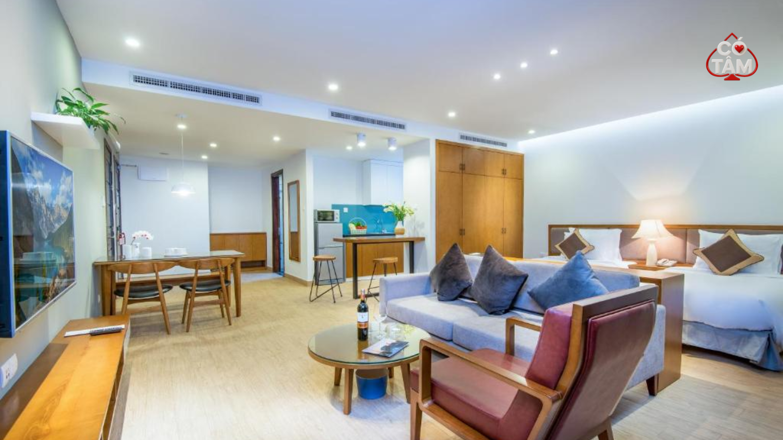 Review Gói Early Bird RPT3: Trải Nghiệm VIP Tại Dream Hotel 2 Toàn cảnh không gian phòng ngủ rộng rãi, sàn gỗ cao cấp và khu vực ghế ngồi thư giãn tại Dream Hotel 64 Nguyễn Lương Bằng.