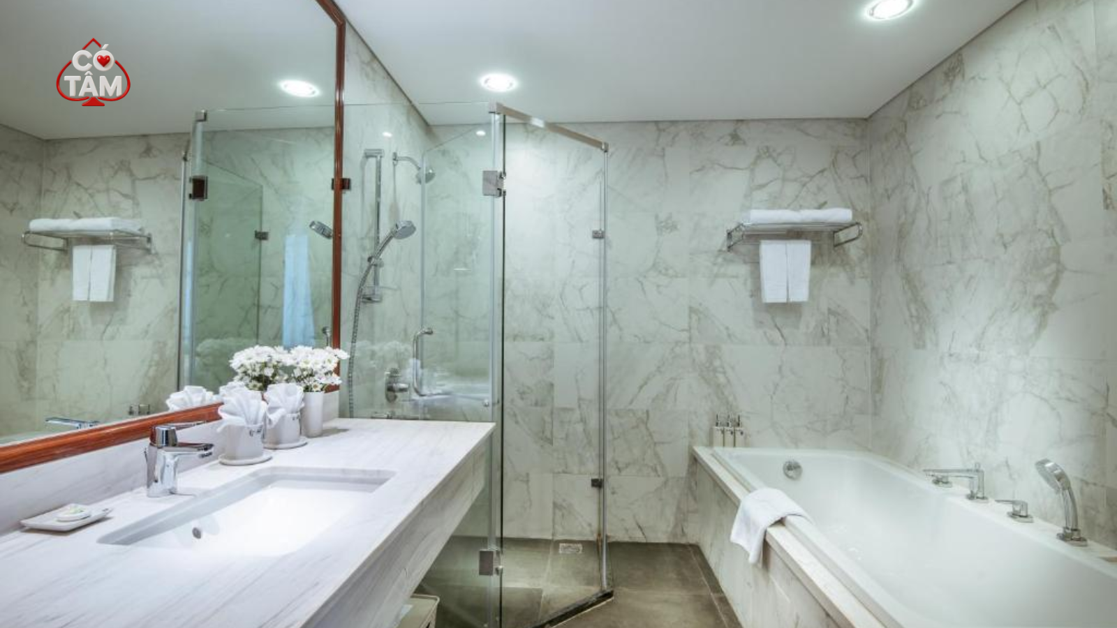 Review Gói Early Bird RPT3: Trải Nghiệm VIP Tại Dream Hotel 5 Thiết kế phòng tắm hiện đại với bồn ngâm lớn và vách kính tắm đứng riêng biệt tại khách sạn Dream Hotel.