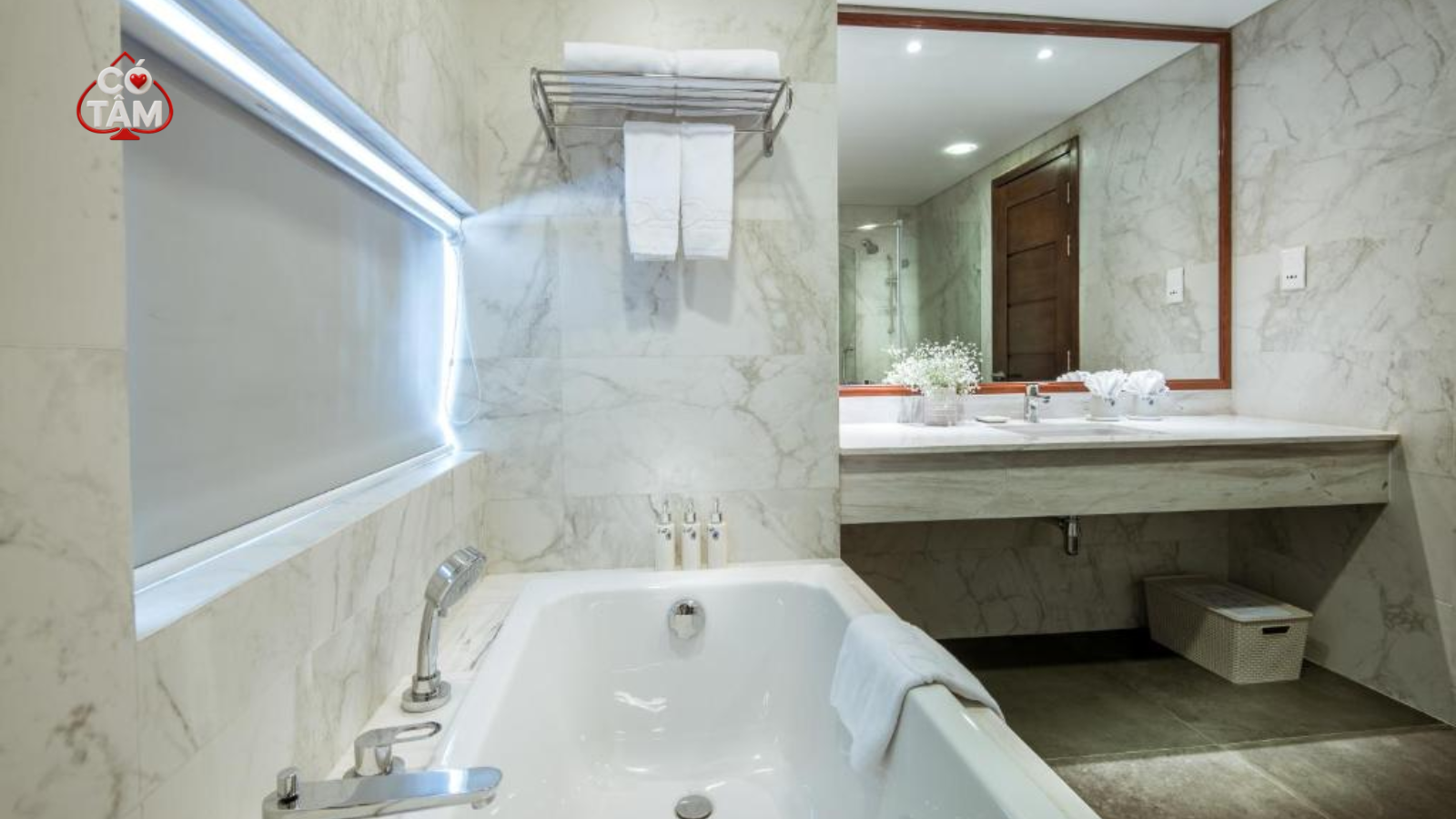 Review Gói Early Bird RPT3: Trải Nghiệm VIP Tại Dream Hotel 6 Phòng tắm ốp đá sang trọng trang bị bồn tắm nằm cỡ lớn, tiện nghi lý tưởng để các tuyển thủ xả stress sau giờ thi đấu.