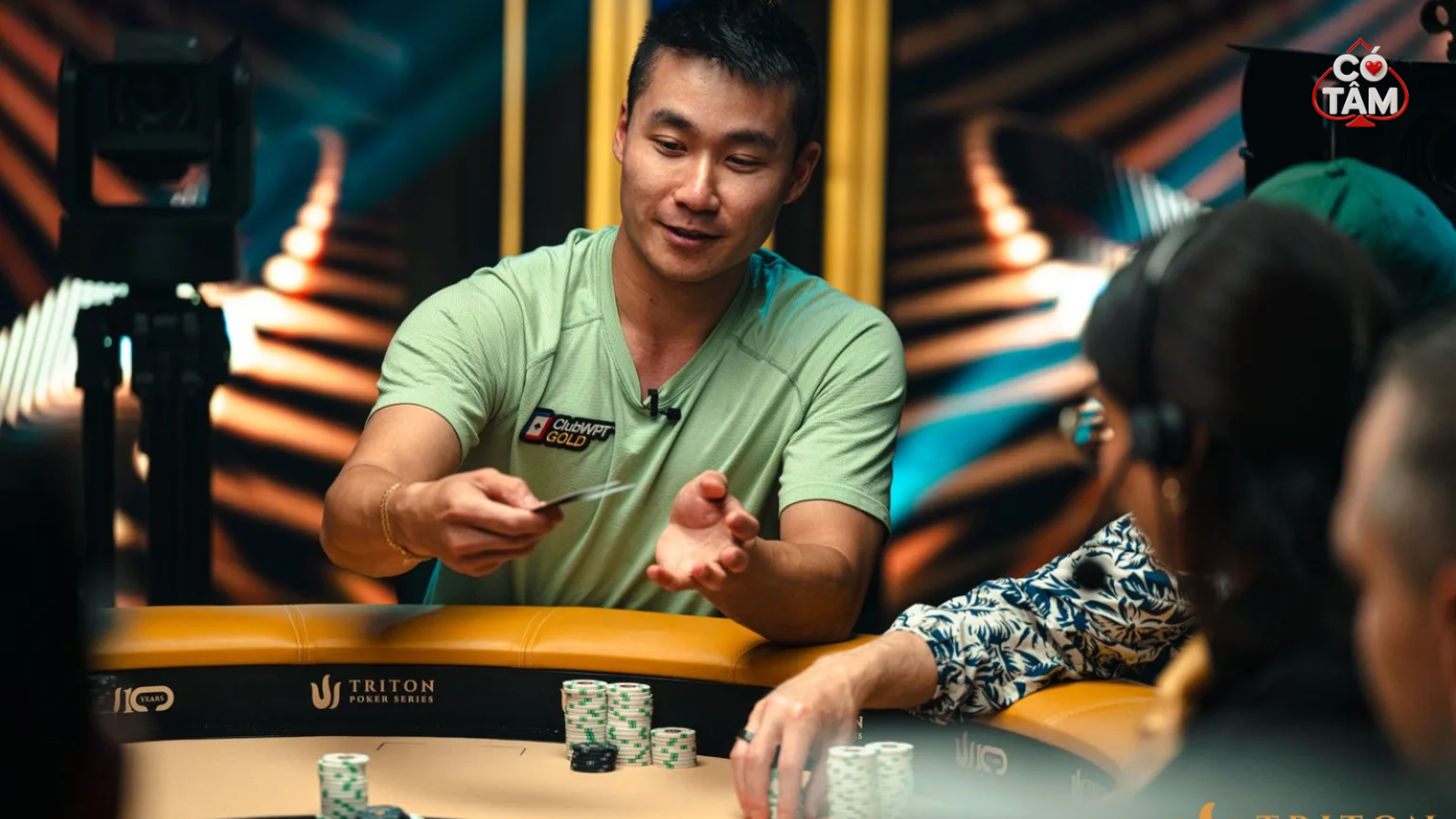Nét mặt thất thần của Ethan Yau khi bị loại ở vị trí thứ 8 bởi một pha bad beat khó tin từ Anatoly Zlotnikov.