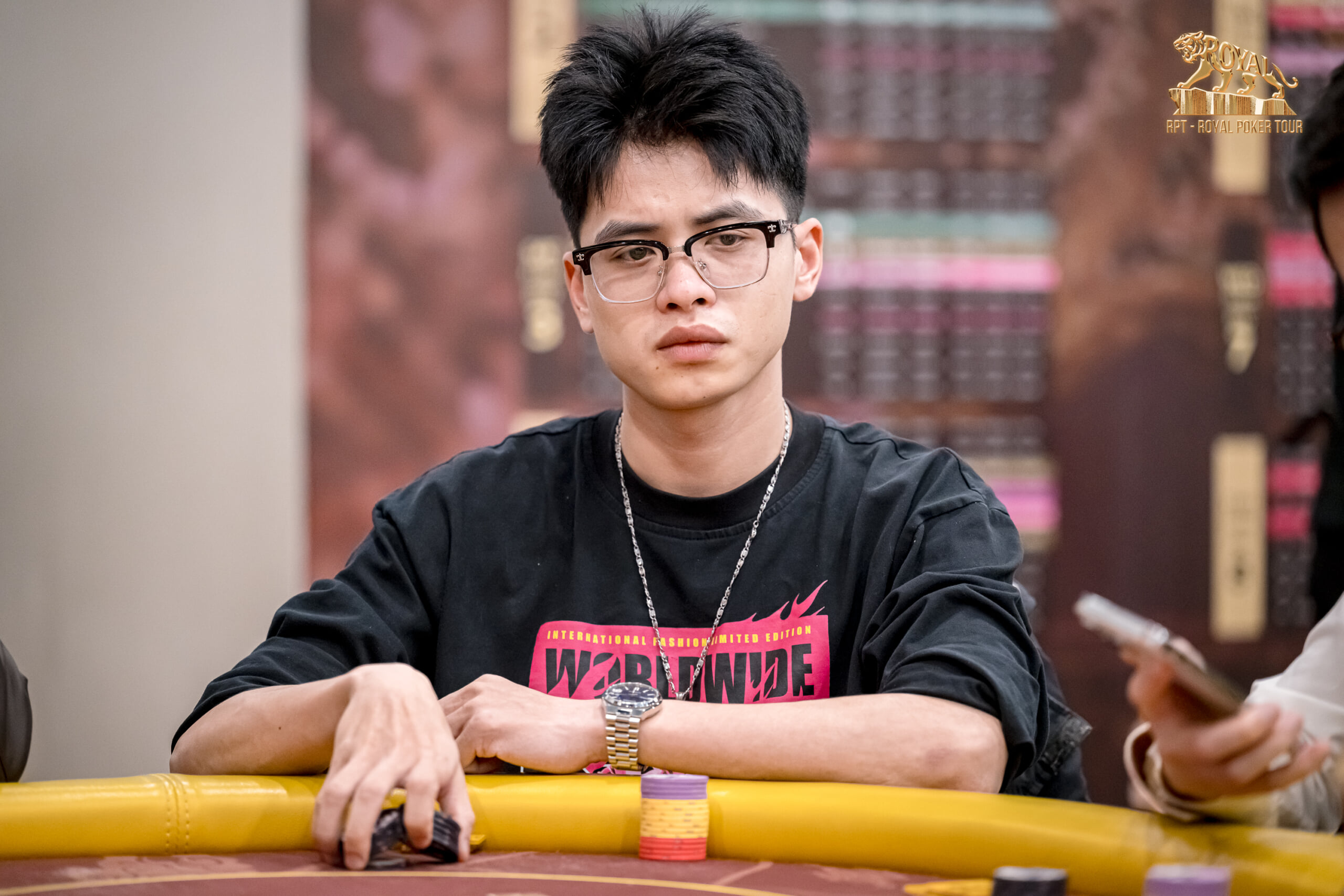 Đọc Vị Tâm Lý Trên Bàn Live Poker 2026: Tại Sao Tuyệt Đối Không Được Tin Kẻ "Than Thở"? 3 Đọc Vị Tâm Lý Trên Bàn Live Poker