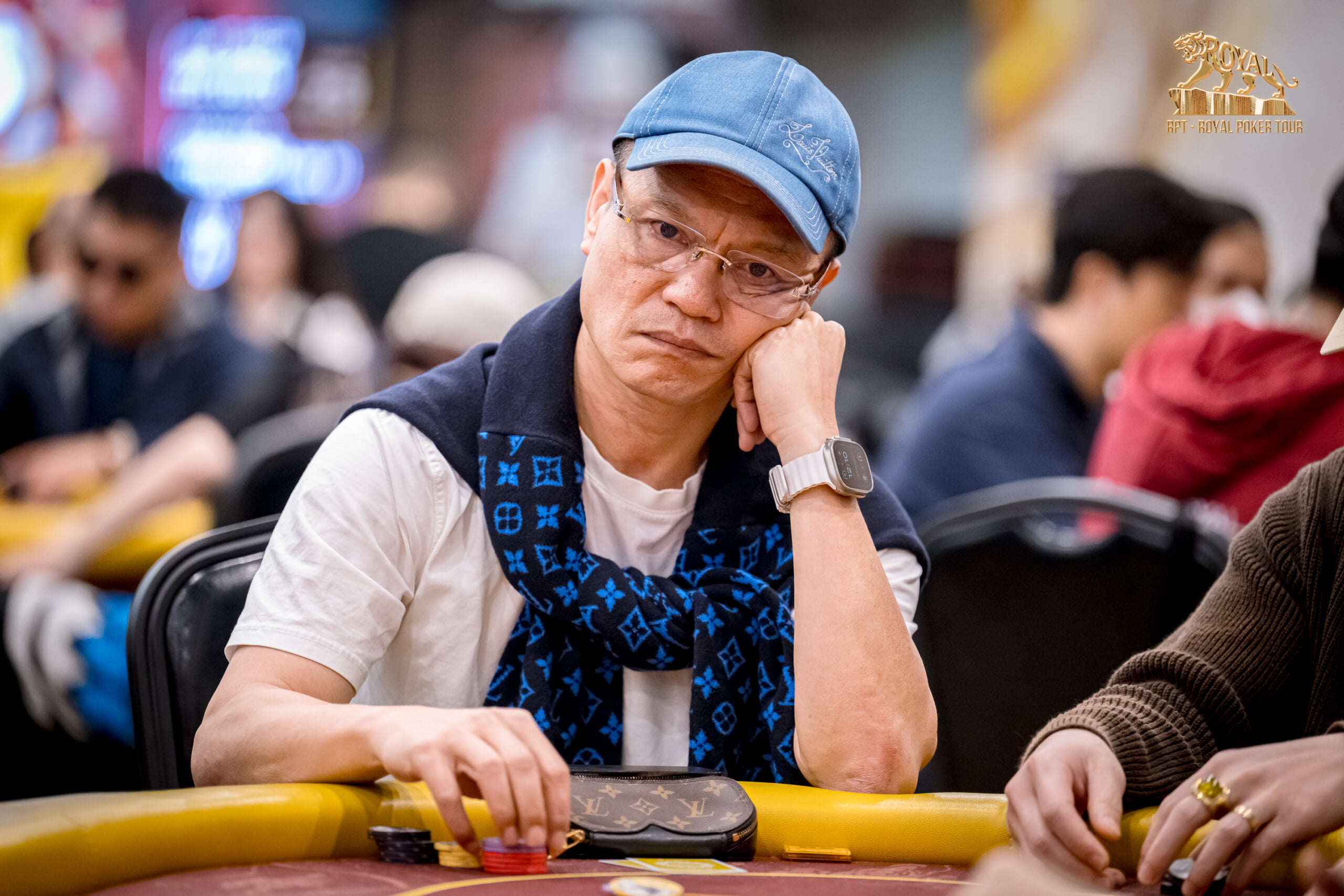 Đọc Vị Tâm Lý Trên Bàn Live Poker 2026: Tại Sao Tuyệt Đối Không Được Tin Kẻ "Than Thở"? 1 Hãy cực kỳ cảnh giác với những đối thủ cố tình vò đầu bứt tai, thở dài não nề nhưng vẫn chủ động đẩy chip vào Pot.