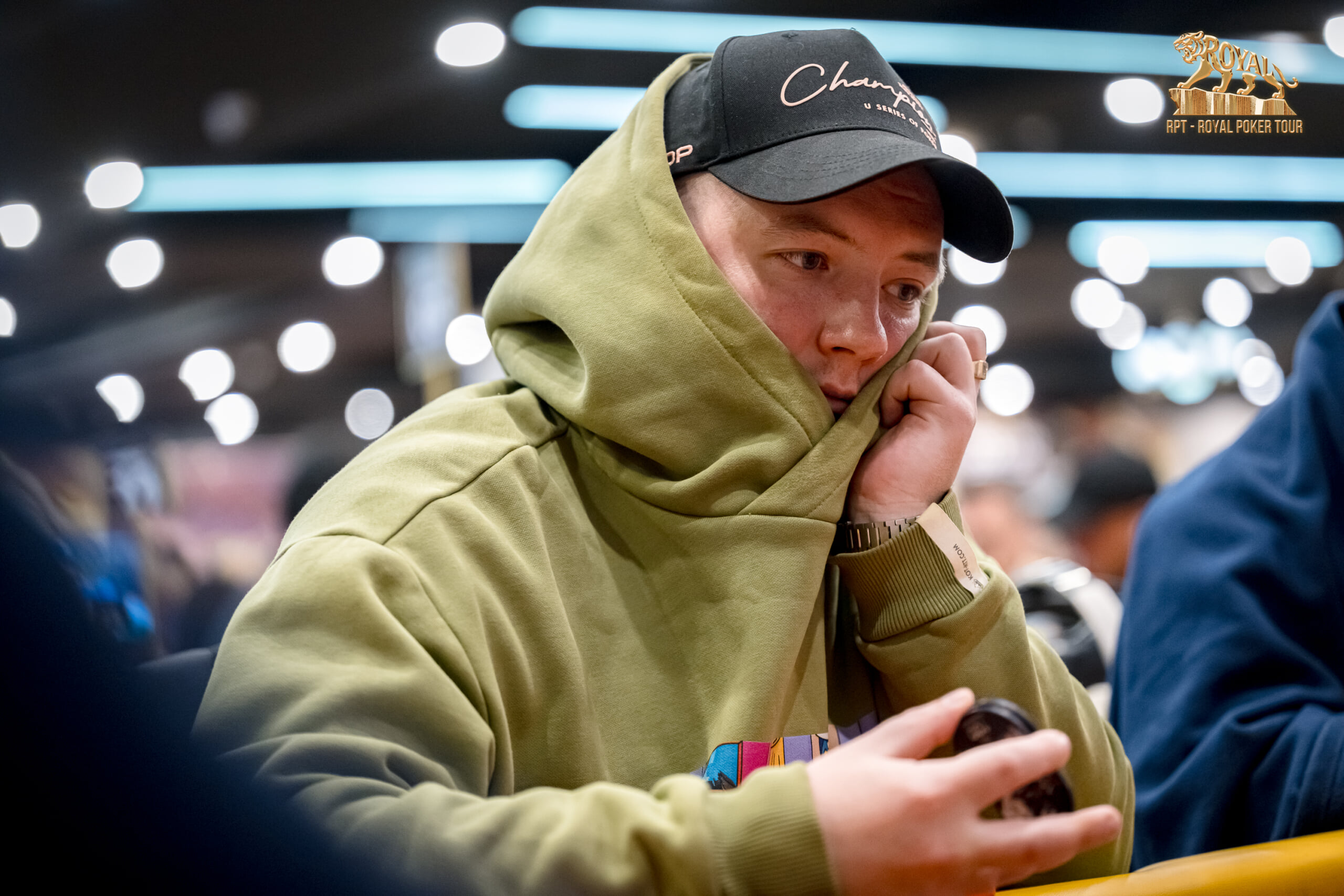 Thay vì ngứa tay đánh bài rác, người chơi Poker chuyên nghiệp dùng thời gian chết để quan sát và ghi chép tâm lý đối thủ.