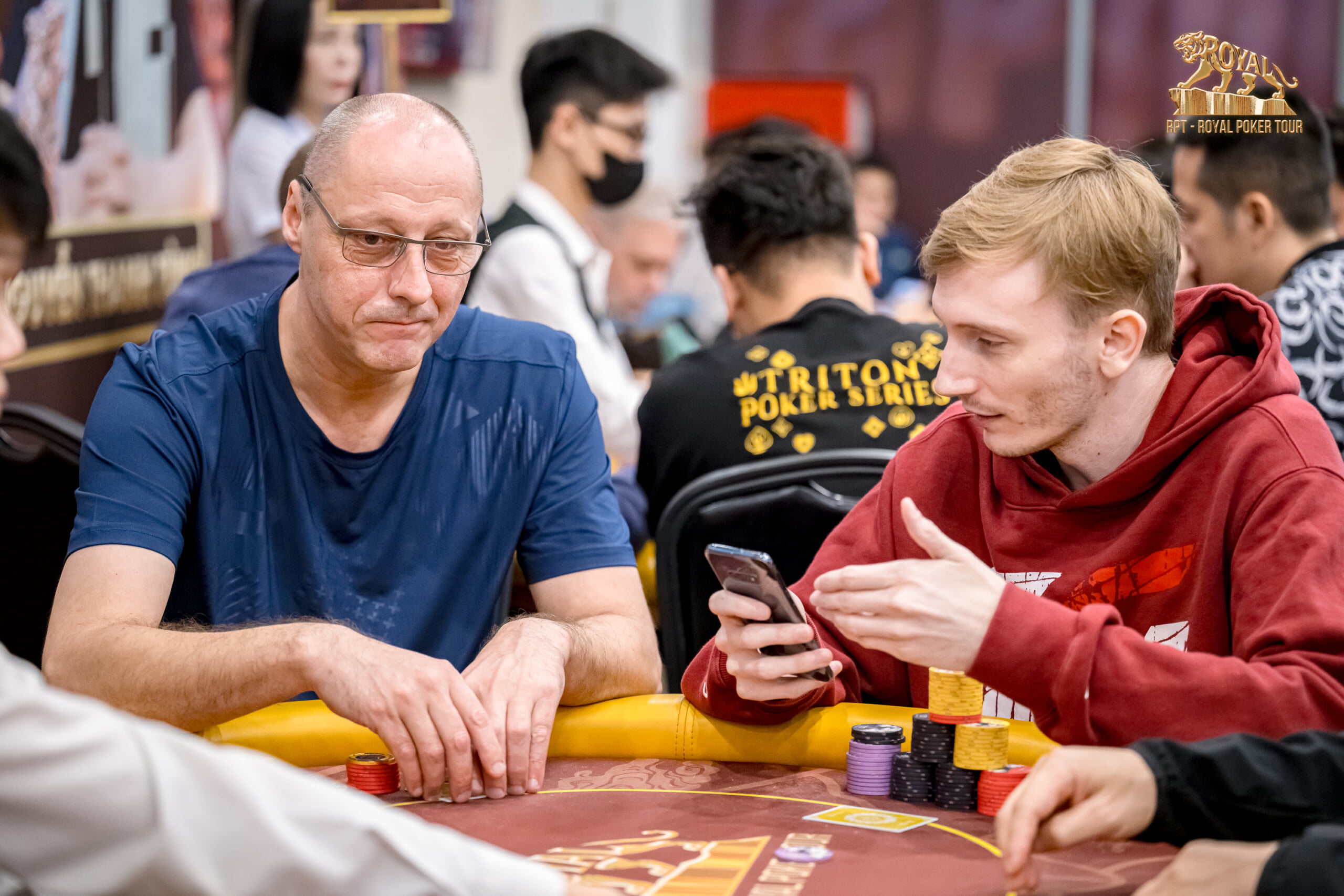 6 Lỗi Action Thường Gặp Khi Thi Đấu Poker Tournament Live & Cách Khắc Phục 3 Người chơi thì thầm bàn tán tại bàn Poker