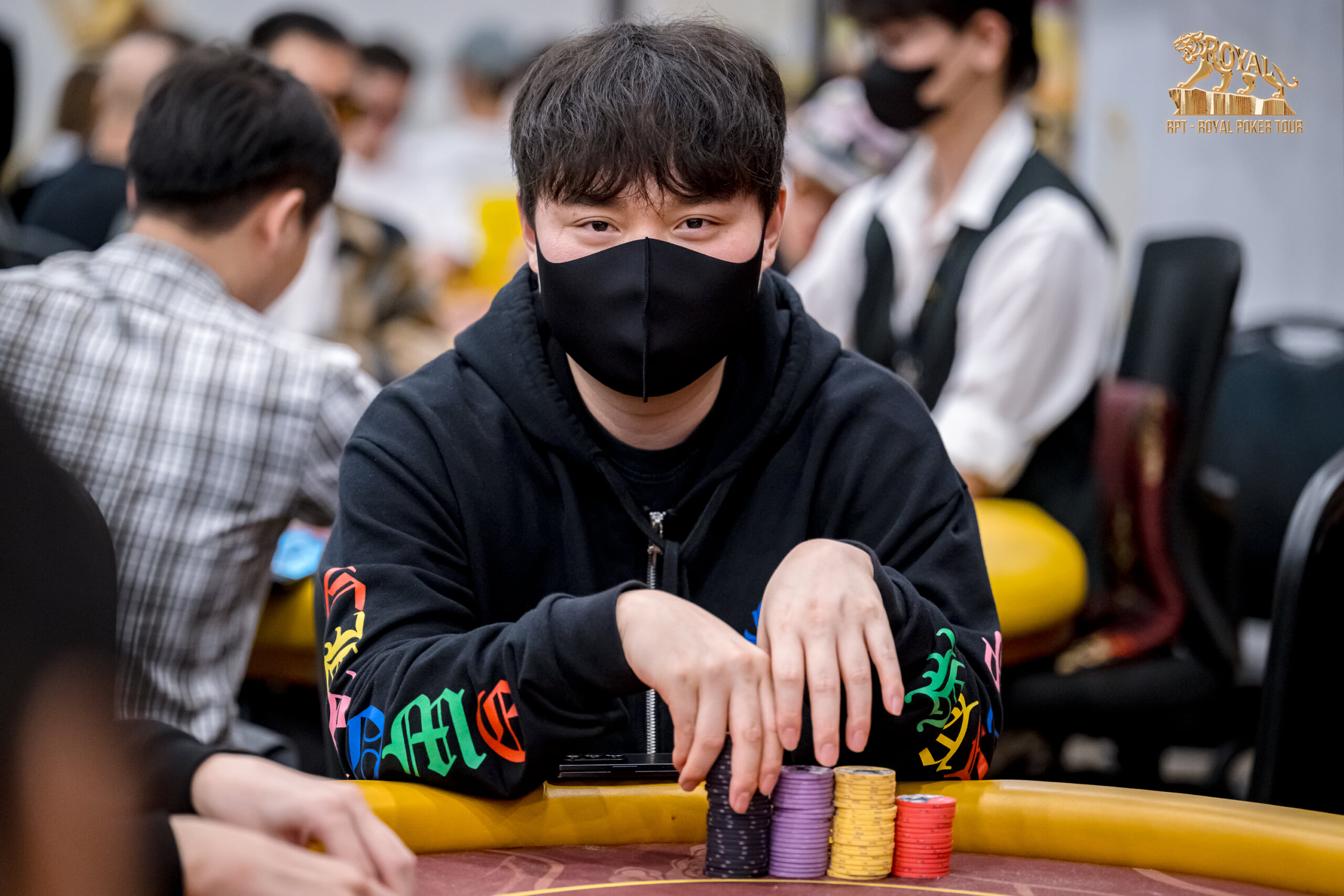 6 Lỗi Action Thường Gặp Khi Thi Đấu Poker Tournament Live & Cách Khắc Phục 2 Chip mệnh giá lớn luôn phải được đặt lên trên cùng hoặc phía trước để đảm bảo tính minh bạch theo chuẩn luật TDA quốc tế.