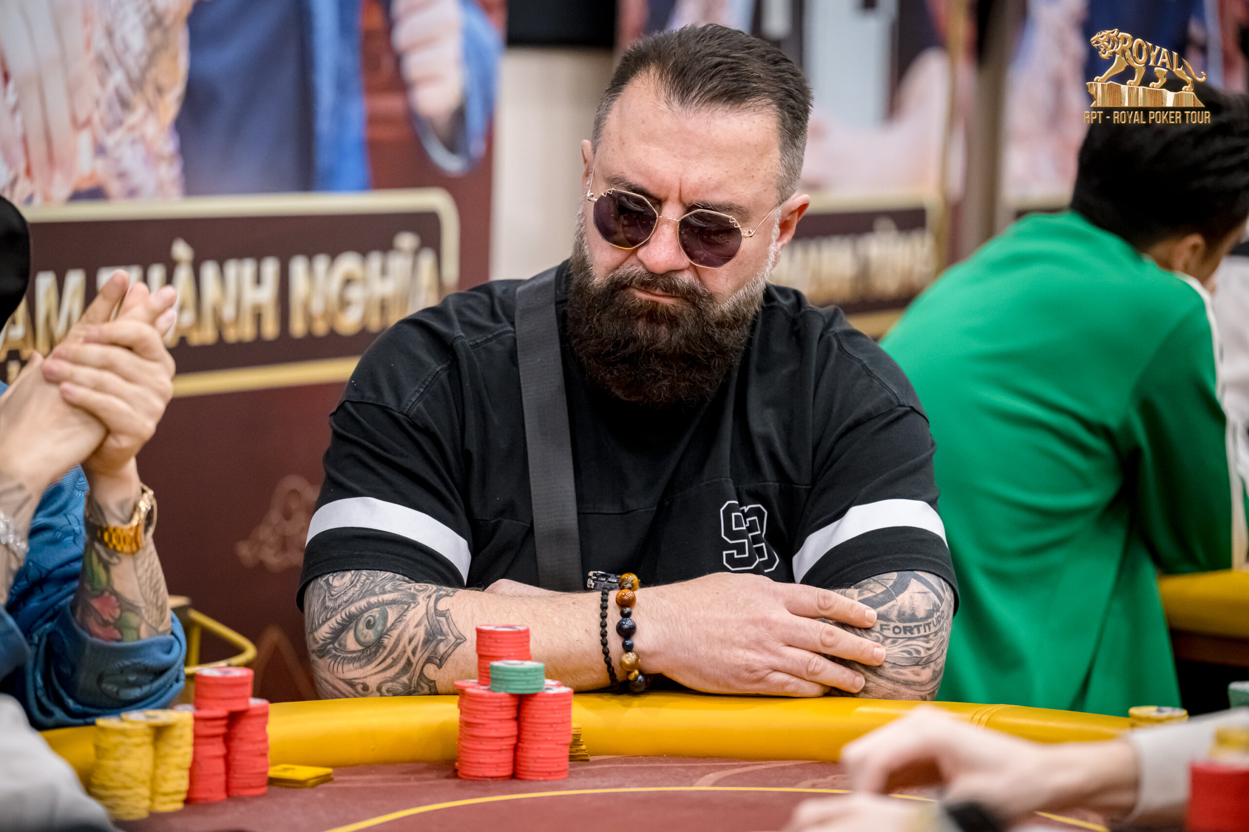Đọc Vị Tâm Lý Trên Bàn Live Poker 2026: Tại Sao Tuyệt Đối Không Được Tin Kẻ "Than Thở"? 2 Đọc Vị Tâm Lý Trên Bàn Live Poker