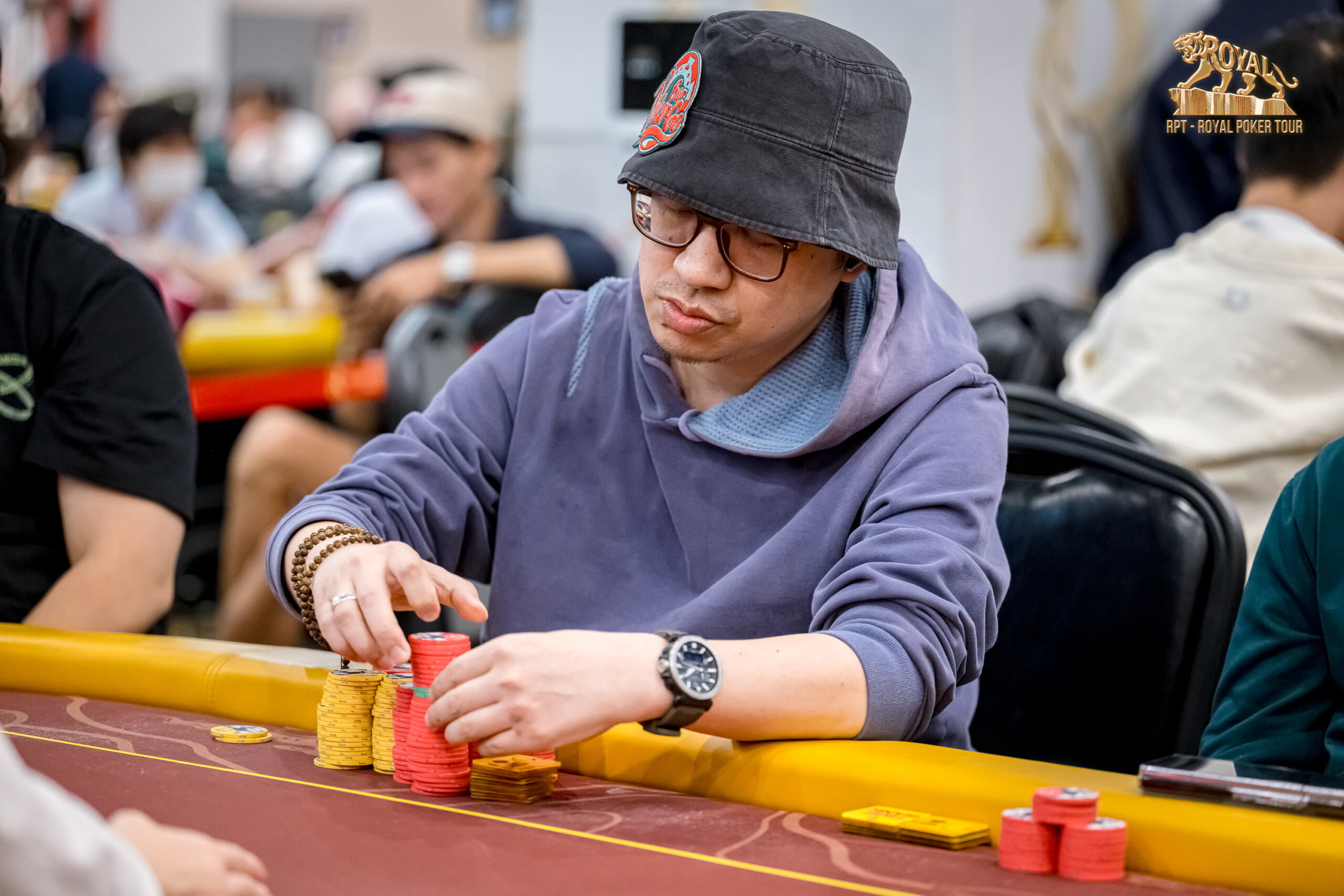Giữ nhịp độ đi chip và Bet Sizing nhất quán là cách tốt nhất để che giấu sức mạnh thực sự của Hand bài trên bàn Live.