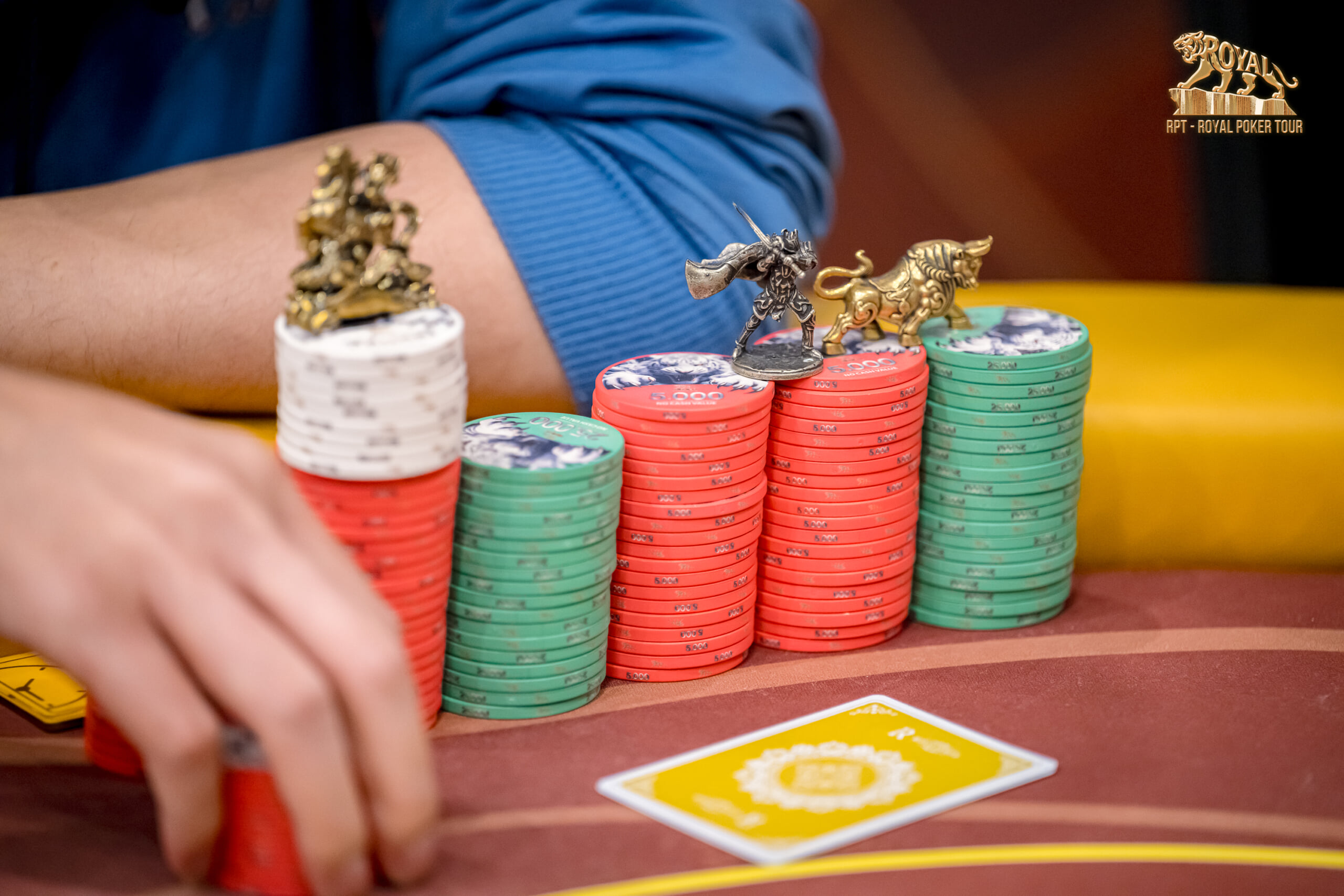 6 Lỗi Action Thường Gặp Khi Thi Đấu Poker Tournament Live & Cách Khắc Phục 1 Action hô to lệnh Raise và đẩy chip dứt khoát trong 1 nhịp để tránh mắc lỗi String Bet kinh điển.