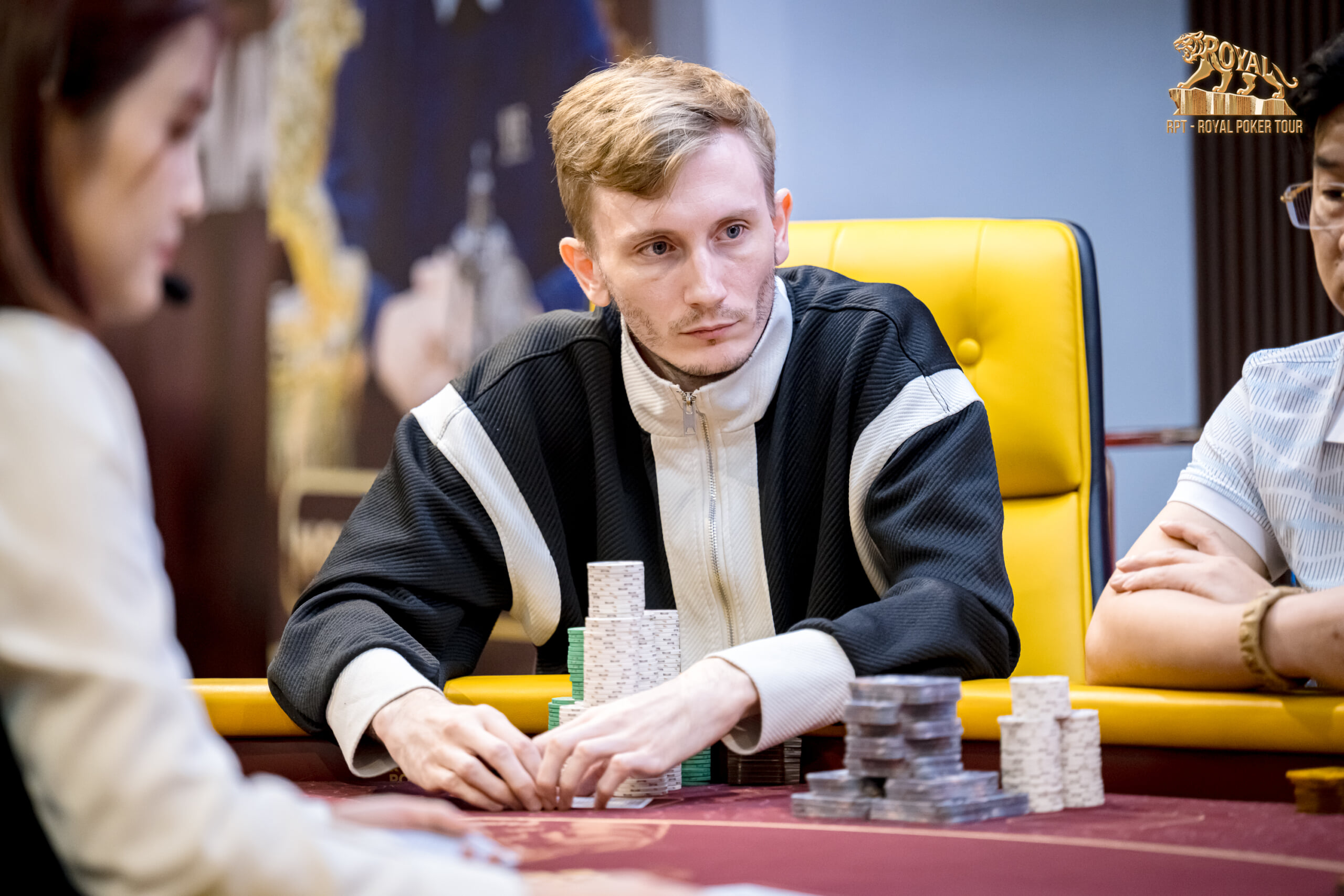 Đọc Vị Tâm Lý Trên Bàn Live Poker 2026: Tại Sao Tuyệt Đối Không Được Tin Kẻ "Than Thở"? 4 Đọc Vị Tâm Lý Trên Bàn Live Poker
