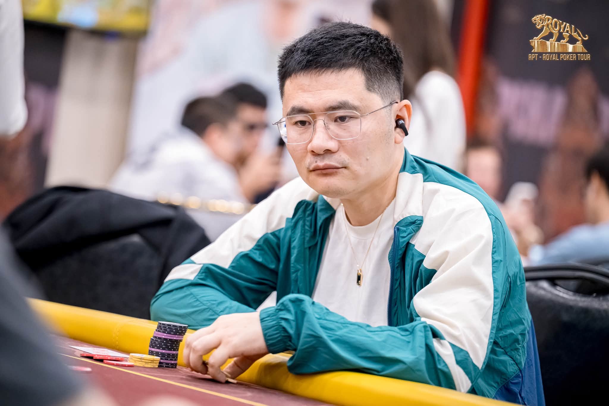Những Dấu Hiệu Khi Đối Thủ Đang Bluff: 5 Live Tells Mà Người Chơi Poker Thường Bỏ Qua 4 Những Dấu Hiệu Khi Đối Thủ Đang Bluff: 5 Live Tells Mà Người Chơi Poker Thường Bỏ Qua 3