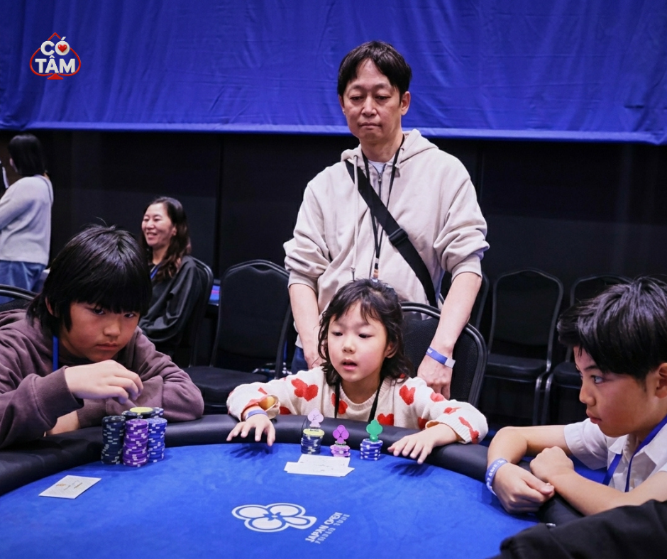 Kids Poker: Học cách người Nhật biến Poker thành môn thể thao trí tuệ cho trẻ em 2026 2 ự tập trung cao độ của các VĐV nhí khi tính toán các biến số toán học và đưa ra quyết định chiến thuật.