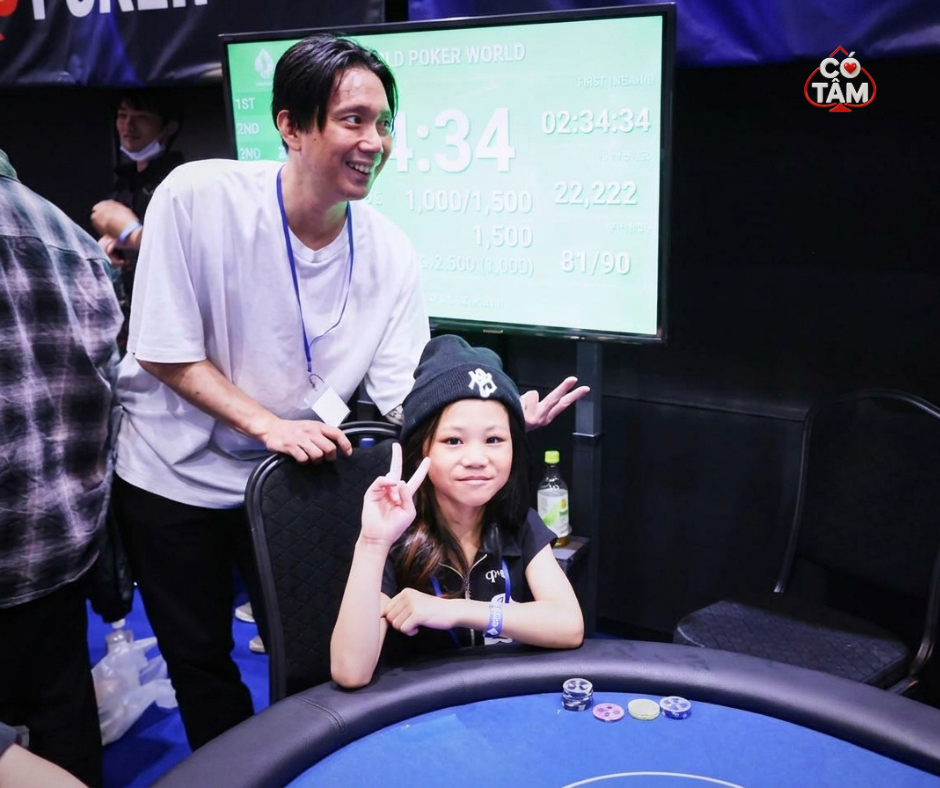 Kids Poker: Học cách người Nhật biến Poker thành môn thể thao trí tuệ cho trẻ em 2026 1 Phụ huynh luôn túc trực phía sau, quan sát và đồng hành cùng con trẻ trong từng nhịp độ của ván đấu.