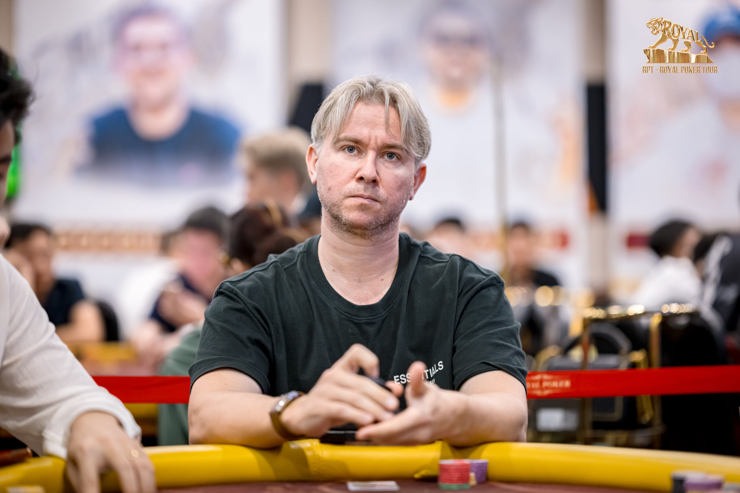 Những Dấu Hiệu Khi Đối Thủ Đang Bluff: 5 Live Tells Mà Người Chơi Poker Thường Bỏ Qua 8 Những Dấu Hiệu Khi Đối Thủ Đang Bluff: 5 Live Tells Mà Người Chơi Poker Thường Bỏ Qua 7